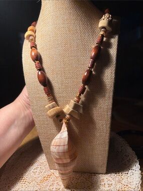 0196)Vintage boho chunky wood necklace with banded tulip shell, unique